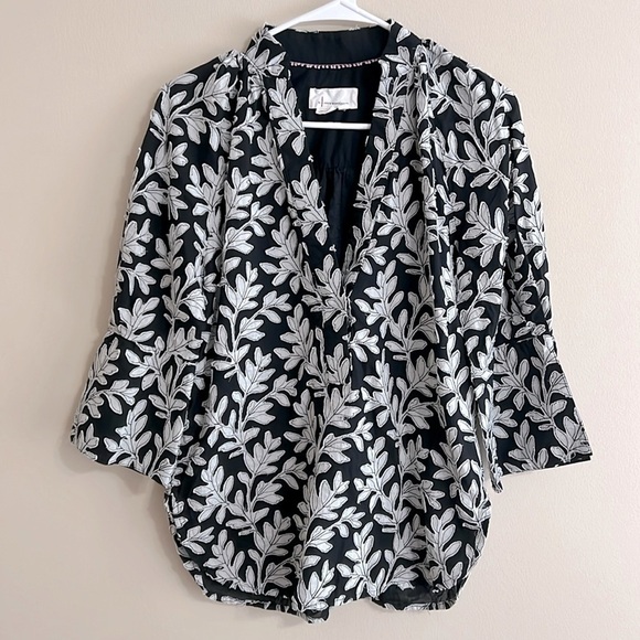 By Anthropologie Popover Leaf Printed Black White V Neck Blouse - Picture 4 of 11